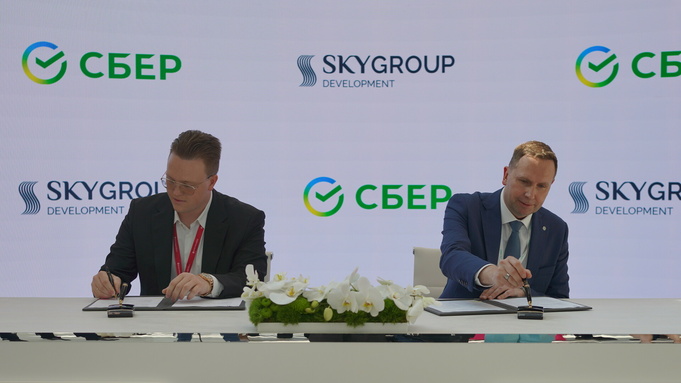 Подписание соглашения между Сбером и SkyGroup Development / Фото: пресс-служба Сбера