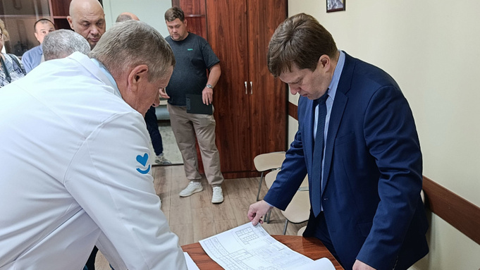 Дмитрий Попов в ходе выездного совещания / Фото: Минздрав Алтайского края