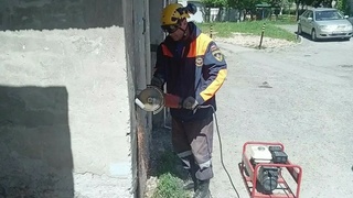 Спасатель вызволяет ребенка из заброшенного погреба / Фото: ГУ МЧС по Алтайскому краю