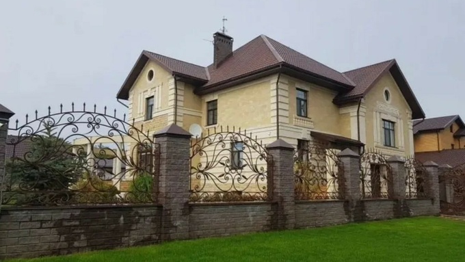 Дворец с "версальским садом" в Фирсово / Фото: "Авито"