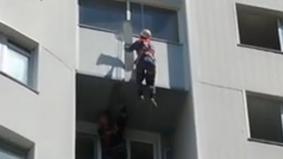 Собаку спасают в Барнауле / Кадр из видео