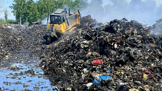 Борьба с тлеющим мусором / Фото: канал Оксаны Бронзы в МАХ