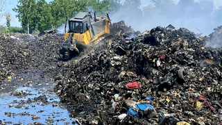 Борьба с тлеющим мусором / Фото: канал Оксаны Бронзы в МАХ