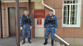 Предотвратившие пожар приставы / Фото: ГУФССП России по Алтайскому краю