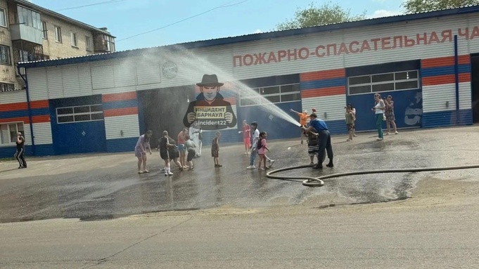 Пожарные порадовали детей в Барнауле / Фото: Инцидент Барнаул