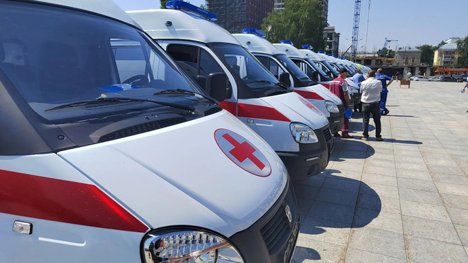 Торжественное вручение автомобилей скорой помощи / Фото: amic.ru