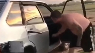 Мужчина сжег автомобиль / Фото: стоп-кадр с видео канала "В курсе 22"