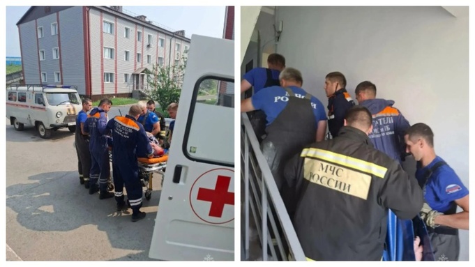 Транспортировка пациентки / Фото: ГУ МЧС России по Алтайскому краю