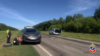 Помощь на дороге / Фото: ГУ МВД России по Алтайскому краю