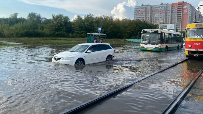 Затопленная улица Попова / Фото: "Инцидент Барнаул"