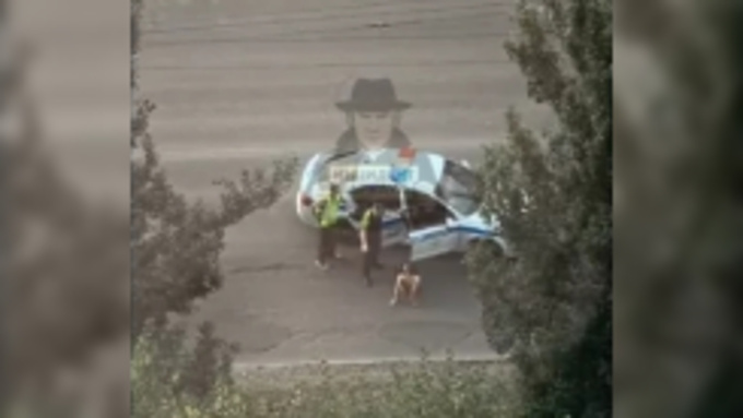 Полуголый мужчина в Барнауле / Фото: стоп-кадр с видео "Инцидент Барнаул" во "ВКонтакте"