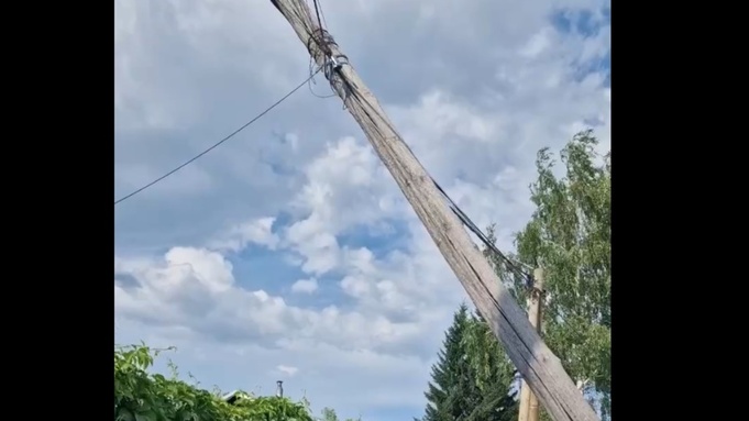 Столб опасно накренился / Фото: стоп-кадр с видео читателя amic.ru