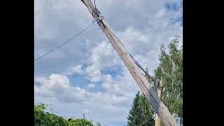 Столб опасно накренился / Фото: стоп-кадр с видео читателя amic.ru