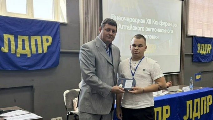 Герою СВО вручили медаль "За освобождение Донбасса и Новороссии"/ Фото предоставлено пресс-службой ЛДПР