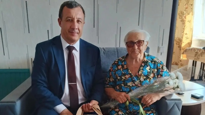 95-летняя труженица тыла Вера Есева и глава Железнодорожного района Барнаула Андрей Данькин / Фото: администрация Железнодорожного района Барнаула