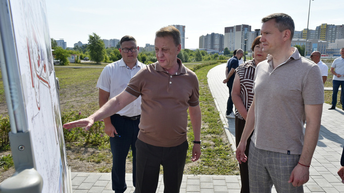 Вячеслав Франк проверил ход благоустройства общественной территории / Фото: мэрия Барнаула 