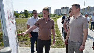 Вячеслав Франк проверил ход благоустройства общественной территории / Фото: мэрия Барнаула 
