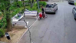 Мать заставила сына встать на колени / Фото: стоп-кадр видео с камеры видеонаблюдения