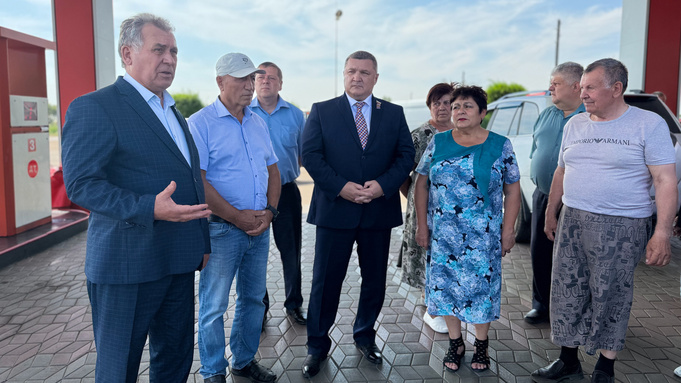Александр Романенко на АЗС в Локтевском районе / Фото: администрация Локтевского района