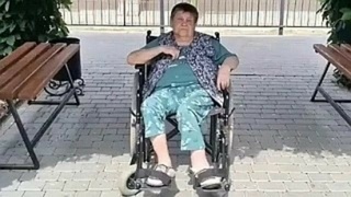 Нина Ивановна, которой помогли сотрудники зоопарка / Фото: скриншот видео