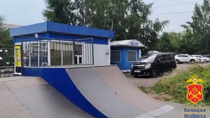 Пост полиции и киоск с мороженым / Кадр из видео