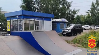 Пост полиции и киоск с мороженым / Кадр из видео