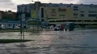 Подтопление кольца в Новосибирске из-за дождя на ул. Курчатова / Фото: скриншот видео