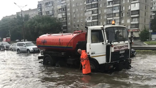 Дорожные службы дежурят на дорогах / Фото: мэрия Барнаула