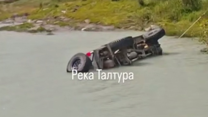 Внедорожник под водой / Скриншот из видео Go_Barnaul