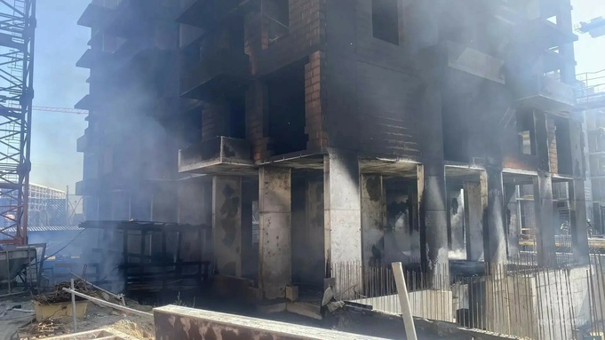 Пожар на стройке в Омске / Фото: МЧС по Омской области