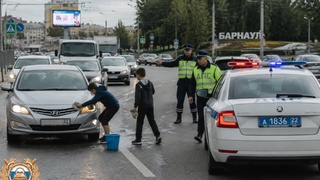 Дети моют фары машинам прямо на дорогу/ Фото: ГАИ Алтайского края