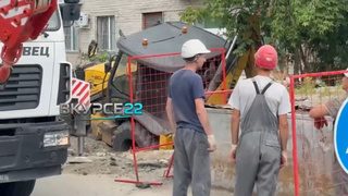 Трактор в яме / Фото: скриншот видео "В курсе 22"