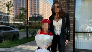 Матери с детьми на школьных линейках 1 сентября / Фото: соцсети