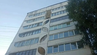 Дом, с балкона которого повисла железобетонная плита / Фото: МЦУ Барнаула