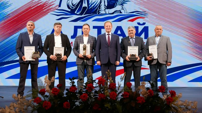 Награждение победителей и лауреатов проекта народного признания "Алтай &mdash; земля сильных людей" / Фото: Дмитрий Толмачев
