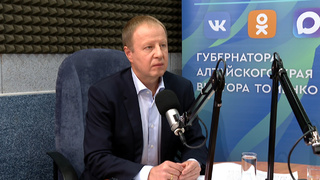 Виктор Томенко во время прямой линии / Фото: кадр из трансляции в соцсетях