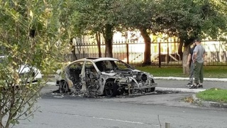 Сгоревший автомобиль в Бийске / Фото: "ЧП-Бийск"