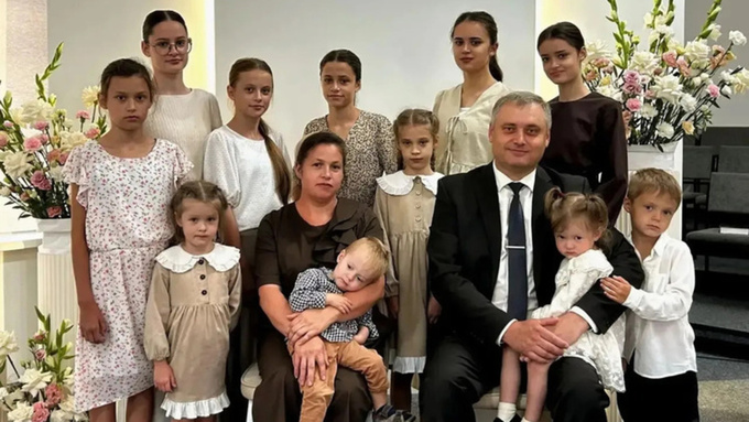 Семья Шмидт из Кулундинского района / Фото: соцсети Виктора Томенко