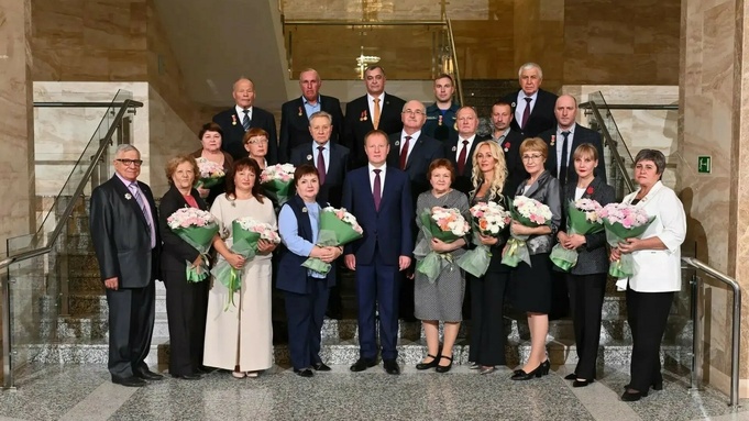 Виктор Томенко и награжденные жители Алтайского края / Фото: правительство Алтайского края