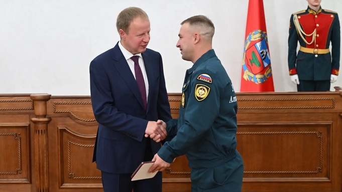 Виктор Томенко наградил Никиту Морозова / Фото: официальный канал губернатора Алтайского края 