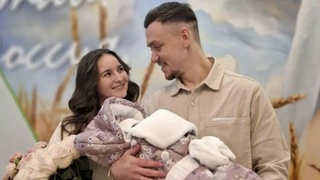 Счастливые родители со своей дочерью / Фото: Алтайский краевой перинатальный центр