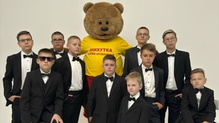 Михутка с участниками конкурса "Особенный мистер" / Фото: соцсети проекта "Михутка"