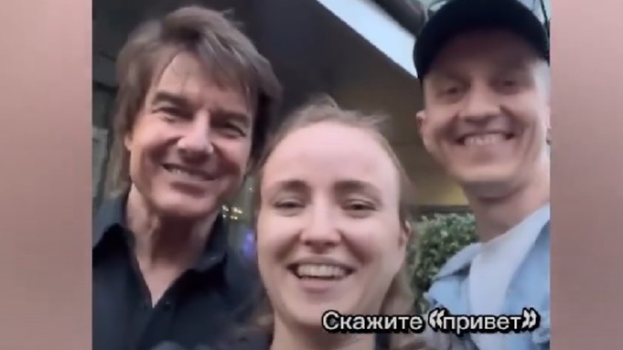 Том Круз с россиянами / Фото: Instagram (соцсеть запрещена в РФ; принадлежит корпорации Meta, которая признана в РФ экстремистской) / alyona7bay