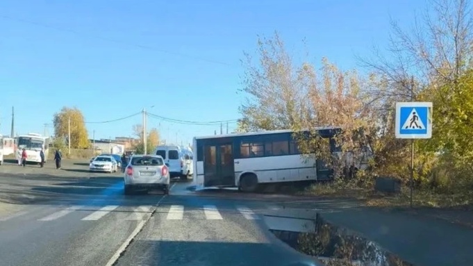 Автобус задавил водителя во время ремонта / Фото: Скорая помощь (Бийск)
