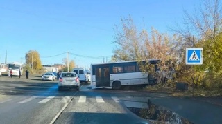 Автобус задавил водителя во время ремонта / Фото: Скорая помощь (Бийск)