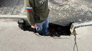 Яма в центре Барнаула / Фото: паблик "Народный фронт Алтайского края"