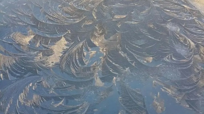 Иней на капоте машины в Барнауле / Фото: 