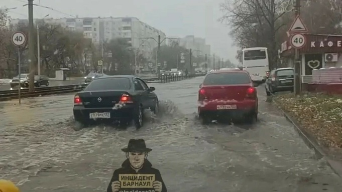 Подтопленная дорога в Барнауле / Фото: скриншот видео