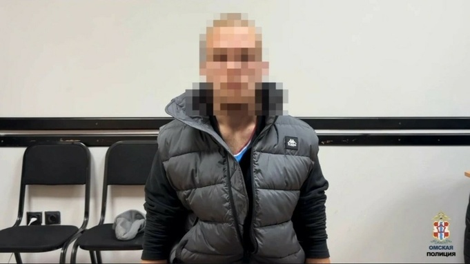 Задержанный мужчина, который хватал девушек за интимные места / Фото: скриншот видео