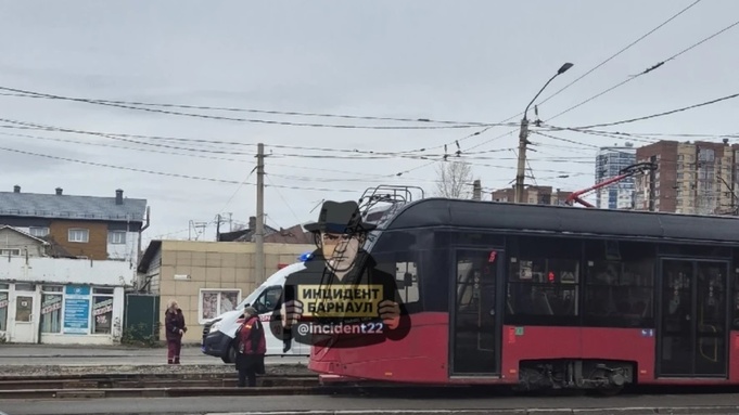 ДТП с трамваем / Фото: паблик в мессенджере Мах "Инцидент Барнаул"
